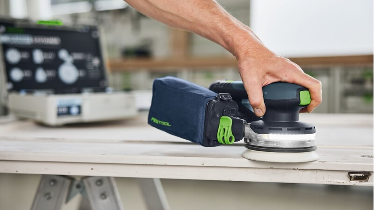 Cordless orbital sander