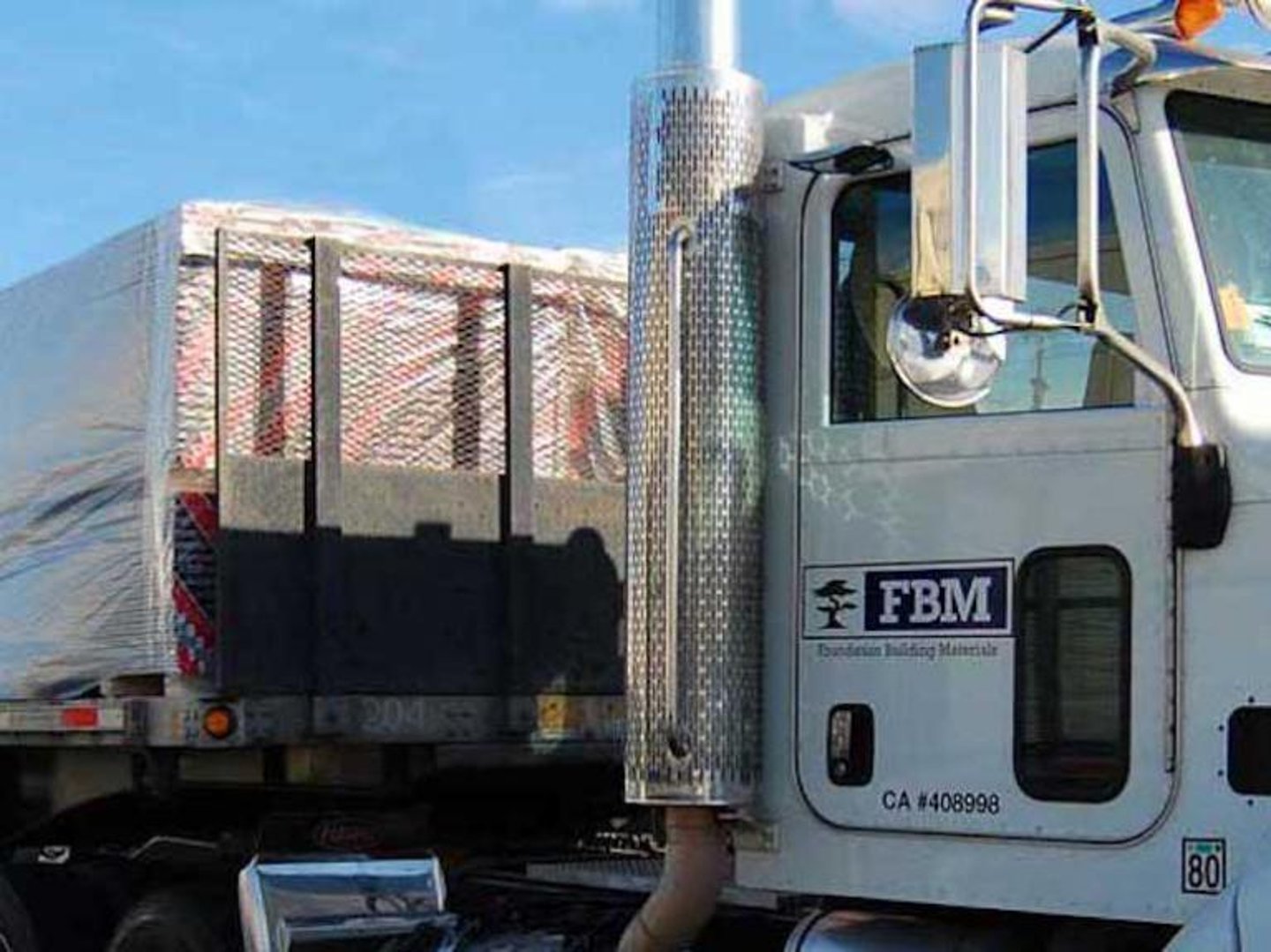 a bus that is parked on the side of a truck