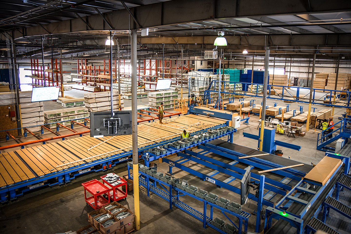 a row of wooden benches sitting on top of a metal rail