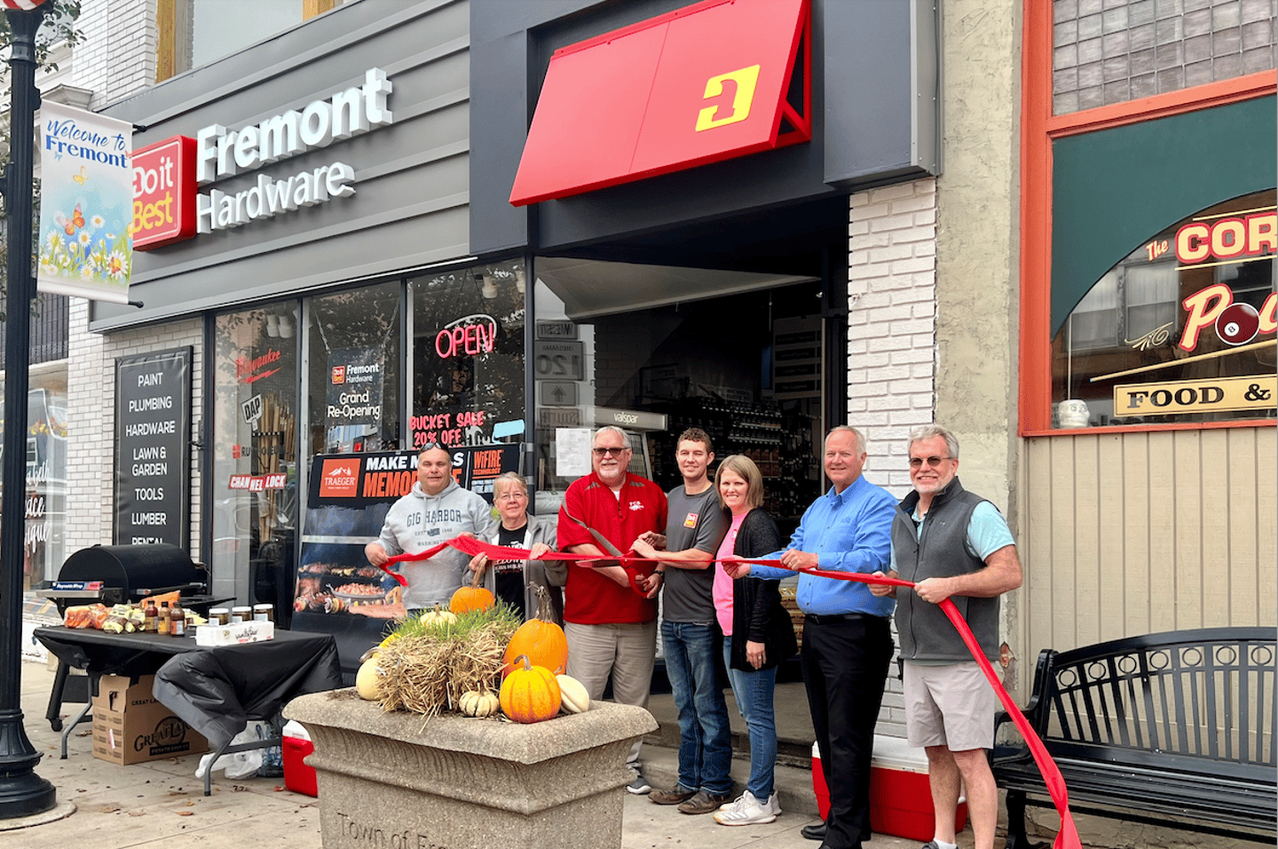 Fremont Hardware DiB ribbon cutting