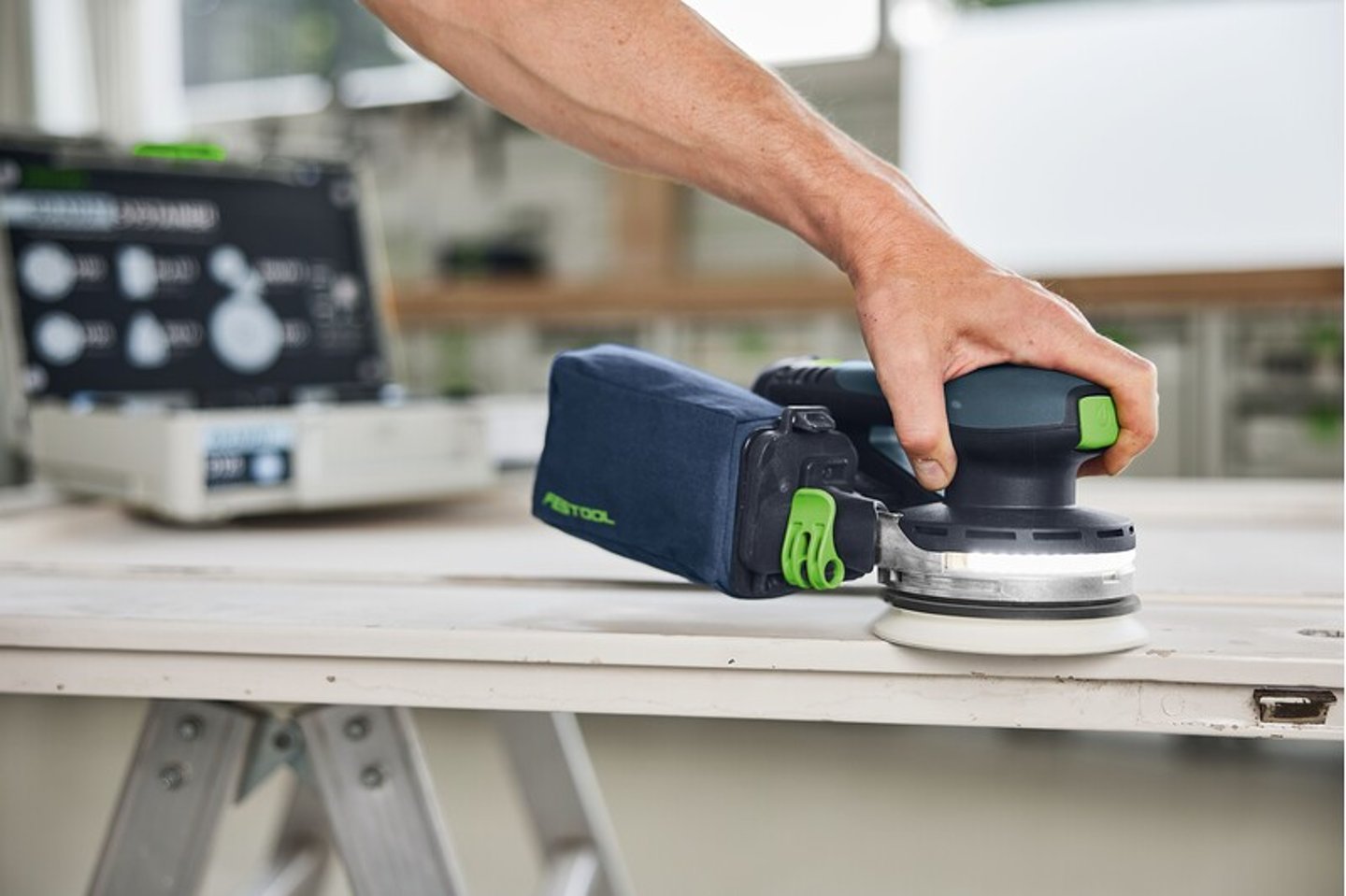 Cordless orbital sander
